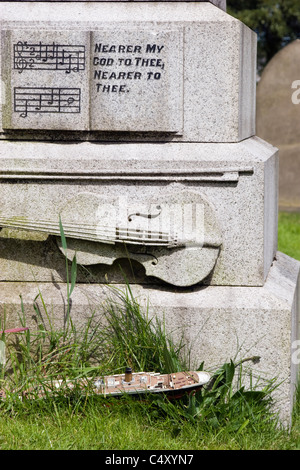 Détail de pierre tombale de Wallace Hartley, chef sur le Titanic, à Colne cemetery Banque D'Images