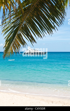 Yacht de luxe ancré à Lower Bay Beach, Bequia, Saint-Vincent-et-les Grenadines. Banque D'Images
