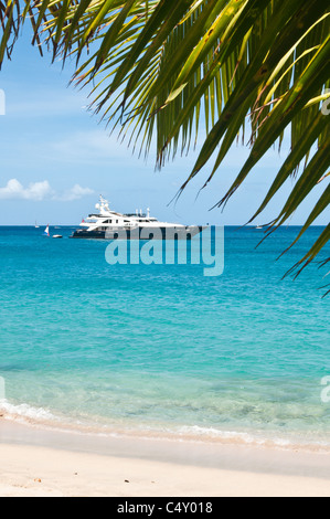 Yacht de luxe ancré à Lower Bay Beach, Bequia, Saint-Vincent-et-les Grenadines. Banque D'Images