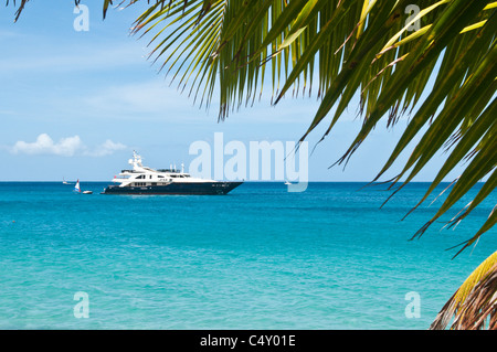 Yacht de luxe ancré à Lower Bay Beach, Bequia, Saint-Vincent-et-les Grenadines. Banque D'Images