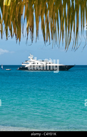 Yacht de luxe ancré à Lower Bay Beach, Bequia, Saint-Vincent-et-les Grenadines. Banque D'Images