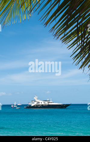 Yacht de luxe ancré à Lower Bay Beach, Bequia, Saint-Vincent-et-les Grenadines. Banque D'Images