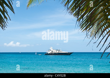 Yacht de luxe ancré à Lower Bay Beach, Bequia, Saint-Vincent-et-les Grenadines. Banque D'Images