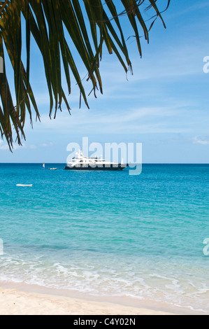 Yacht de luxe ancré à Lower Bay Beach, Bequia, Saint-Vincent-et-les Grenadines. Banque D'Images