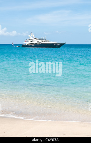 Yacht de luxe ancré à Lower Bay Beach, Bequia, Saint-Vincent-et-les Grenadines. Banque D'Images