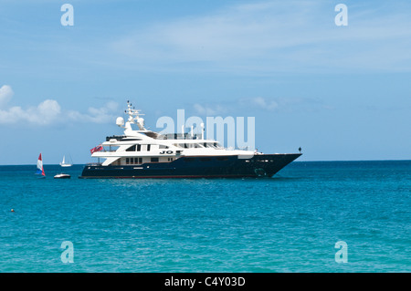 Yacht de luxe ancré à Lower Bay Beach, Bequia, Saint-Vincent-et-les Grenadines. Banque D'Images