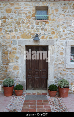 Ferme rustique en bois Porte française dans le sud de la France Banque D'Images