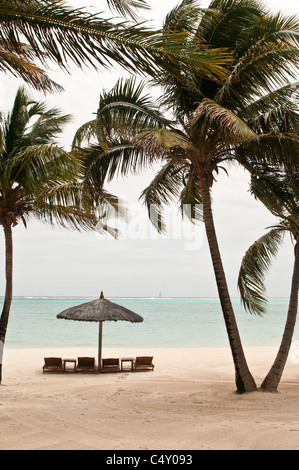 Chaises de plage et parasols au Canouan Estate Resort & Villas à Carenage Bay, île de Canouan, Saint-Vincent-et-les Grenadines. Banque D'Images