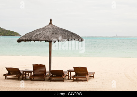 Chaises de plage et parasols au Canouan Estate Resort & Villas à Carenage Bay, île de Canouan, Saint-Vincent-et-les Grenadines. Banque D'Images