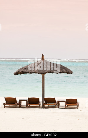 Chaises de plage et parasols au Canouan Estate Resort & Villas à Carenage Bay, île de Canouan, Saint-Vincent-et-les Grenadines. Banque D'Images