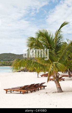 Chaises de plage et parasols au Canouan Estate Resort & Villas à Carenage Bay, île de Canouan, Saint-Vincent-et-les Grenadines. Banque D'Images