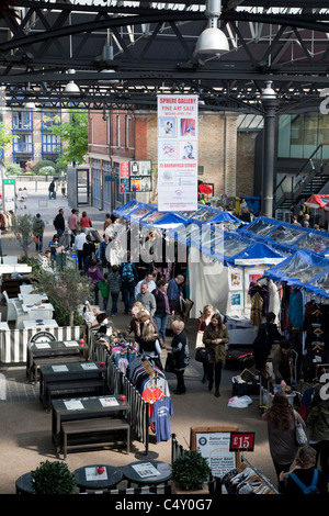 Shopping au Vieux Marché de Spitalfields dans Bishopsgate, Londres, Angleterre, Royaume-Uni Banque D'Images