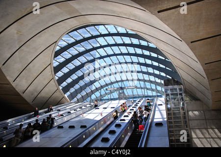 Escaliers mécaniques à la station de métro Canary Wharf, Canary Wharf, London Borough de Tower Hamlets, Londres, Angleterre, Royaume-Uni Banque D'Images