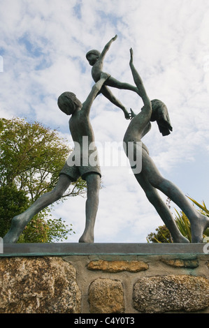 'Enfants Tresco' La sculpture de David Wynne, OBE, Tresco Abbey Gardens, à l'île de Scilly, Cornwall, UK Banque D'Images