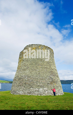 Broch de Mousa, ca 100 BC, le plus beau bâtiment préhistorique en Europe. Mousa, Shetland, Écosse Banque D'Images