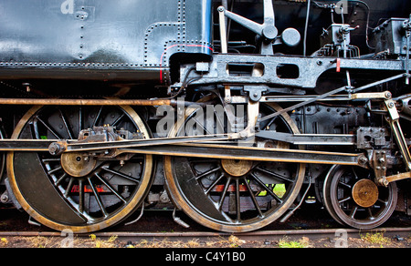 Roues d'une vieille locomotive à vapeur sur rail permanent Banque D'Images