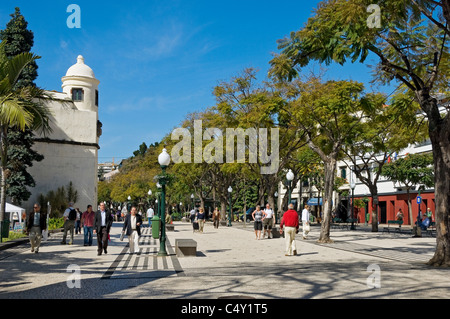 Gens touristes visiteurs marchant le long dans le centre-ville Avenida do Infante Funchal Madère Portugal Europe Banque D'Images