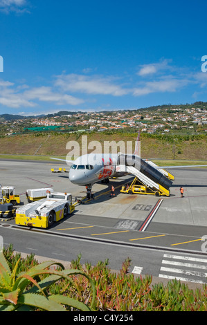 Avion avion jet 2 garée à l'aéroport de Funchal Madère Portugal Europe de l'UE Banque D'Images