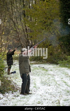 Les hommes du tournage en campagne hiver Banque D'Images