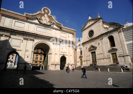 Italie, Rome, Piazza del Popolo, Porta del Popolo et église Santa Maria del Popolo Banque D'Images