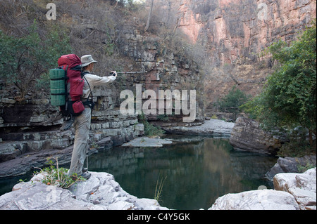 Points randonneur la manière d'aller dans une gorge profonde au Zimbabwe's Chizarira National Park Banque D'Images