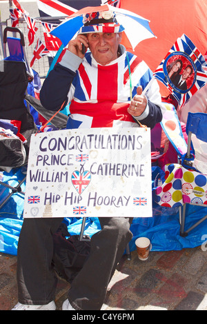 Mariage Royal 2011 : camp de personnes à l'extérieur de l'abbaye de Westminster pour sécuriser un premier spot de visualisation Banque D'Images