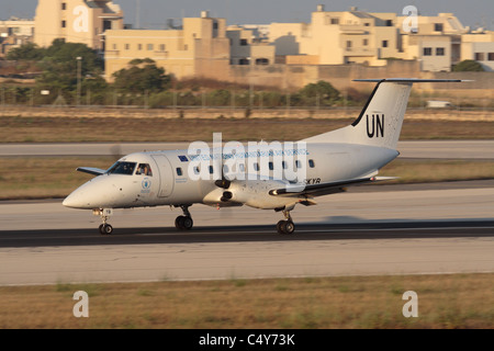 Brasilia Embraer EMB 120 de l'Organisation des Nations Unies pour l'atterrissage à Malte durant les opérations humanitaires en Libye, 19 juin 2011 Banque D'Images