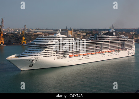 Le navire de croisière MSC Fantasia au départ du Grand Port de Malte Banque D'Images