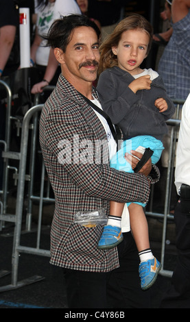 ANTHONY KIEDIS EVERLY BEAR 2 voitures. PREMIERE HOLLYWOOD LOS ANGELES CALIFORNIA USA 18 Juin 2011 Banque D'Images