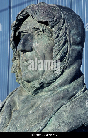 Un buste à Nome, Alaska, USA, rend hommage à l'explorateur norvégien Roald Amundsen, qui était le premier à naviguer avec succès le passage du Nord-Ouest dans l'Arctique. Banque D'Images