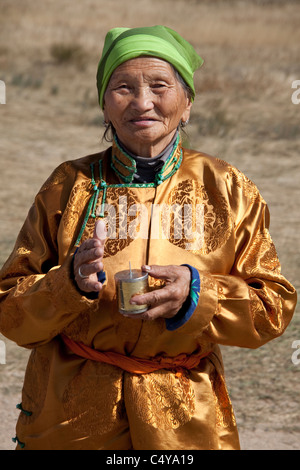 Une femme Mongole pilgrim en costume traditionnel au monastère de Erdene Zuu Khiid Karakorum Mongolie Banque D'Images