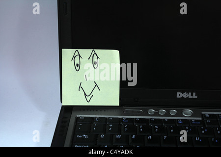 Post-it avec un smiley sur un ordinateur portable Banque D'Images