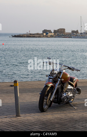 Une Harley Davidson sur le front de mer de la mer Méditerranée à Pafos Chypre Banque D'Images