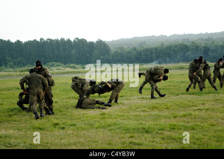 Des exercices de démonstration d'un but spécial forces de l'armée polonaise. Banque D'Images