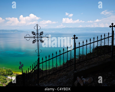 Vue sur le lac d''Ohrid, Macédoine de l'église de Saint Michel Archange (Sv. Arhangel Mihail) au-dessus du village d'Radožda Banque D'Images