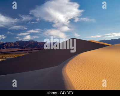 Les nuages et les dunes de sable dans la Death Valley National Park, California Banque D'Images