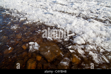 Blocs de fonte de la glace de mer montent à la côte , Finlande Banque D'Images