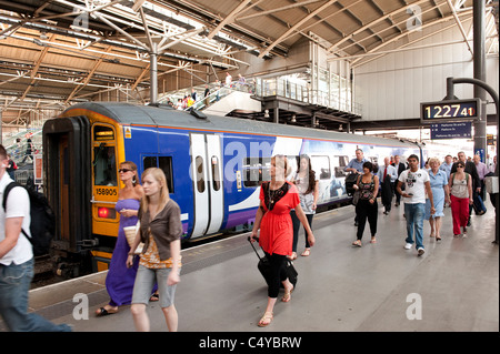 Les passagers qui quittent un Northern Rail train à la gare ferroviaire de Leeds, Angleterre. Banque D'Images