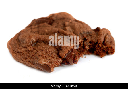 Lit double chocolate chip cookie libre over white Banque D'Images