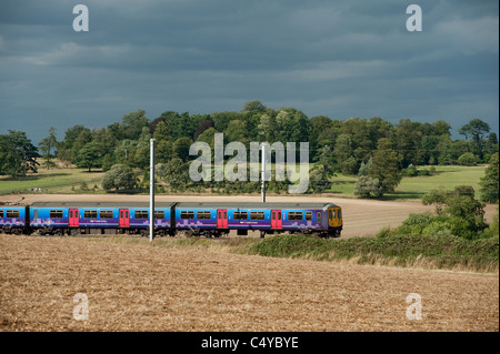 La classe 319 en livrée de First Capital Connect qui voyagent à travers la campagne anglaise sur le Midland Mainline. Banque D'Images