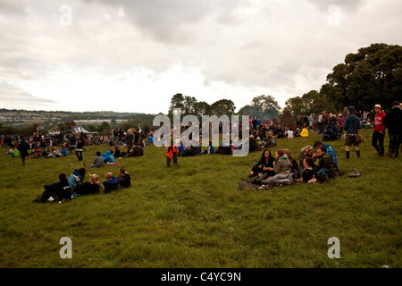 La foule rassemblée à la Stone Circle dans Kings Meadow, Glastonbury Festival 2011 Banque D'Images