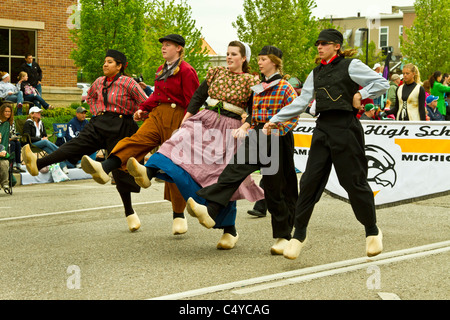 Le défilé de la musique au festival le Temps des tulipes en Hollande, au Michigan, aux États-Unis. Banque D'Images