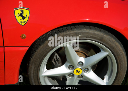 Ferrari 348 TB aile avec cheval noir sur jaune emblème. Banque D'Images