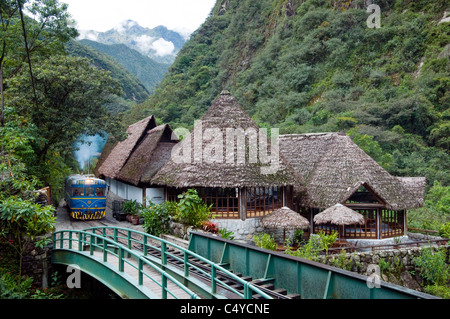 Peru Rail un train arrivant à Agua Calientes près de Machu Picchu, au Pérou, en Amérique du Sud. Banque D'Images