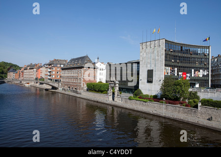 Rangée de maisons avec un banc sur la Meuse, Namur, Wallonie, Belgique, Europe Banque D'Images