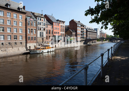 Rangée de maisons avec un banc sur la Meuse, Namur, Wallonie, Belgique, Europe Banque D'Images