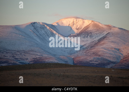 En bordure du lac Bayan Olgii Aimag dans la région de Tsengekhayrkhan, contre sommets enneigés et les nuages bas dans les montagnes de l'Altaï Banque D'Images