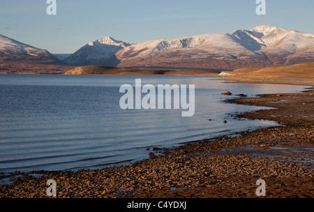 En bordure du lac Bayan Olgii Aimag dans la région de Tsengekhayrkhan, contre sommets enneigés et les nuages bas dans les montagnes de l'Altaï Lun Banque D'Images