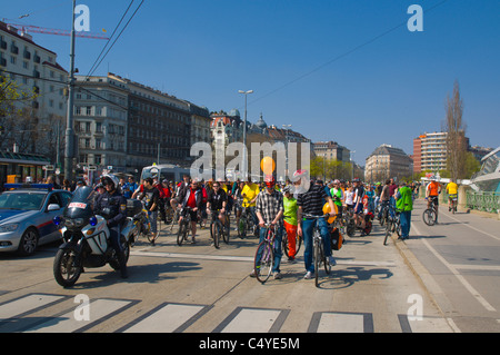 Bicycle race pour commencer par Danube sur la rue Ringstrasse de Vienne Autriche Europe centrale Banque D'Images