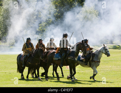 Les membres de la société civile des chevaux de guerre choc au cours d'une bataille re-enactment dans le Wiltshire. Banque D'Images